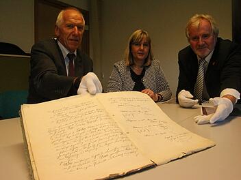 Coburgs Kulturamtsleiter Klaus Anderlik, Bürgermeisterin Birgit Weber und Grünflächenamtsleiter Bernhard Ledermann mit der historischen Urkunde. Foto: Simone Bastian