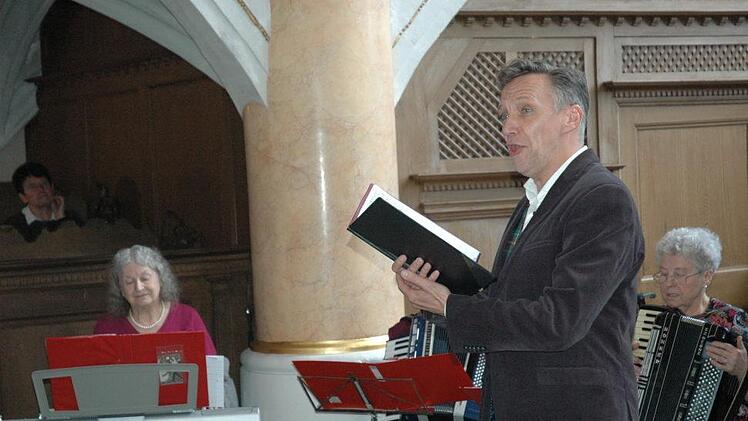 Der Sänger Dirk Mestmacher sang auch das hebräische Lied  "Erev shel shoshanim" (Abend der Lilien / Rosen). Foto: Edwin Meißinger