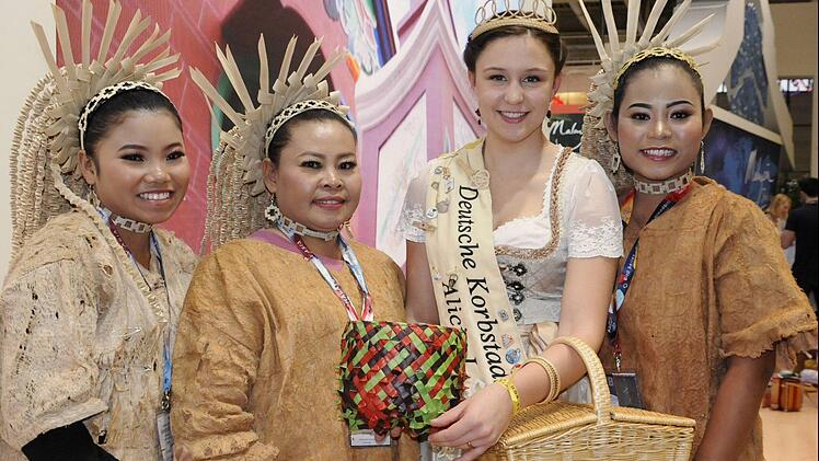 Internationale Begegnung: Alicia I. mit Vertreterinnen Malaysias in Berlin in Berlin auf der Internationalen Tourismusbörse. Mit der Ministerin des Bundesstaats Sabah kam sie über das Flechthandwerk ins Gespräch.