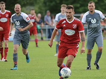 Mann des Spiels: Yanik Berberich (DJK Schondra) bezwang die SG WMP Lauertal II mit seinen f&uuml;nf Treffern quasi im Alleingang. Foto: Sebastian Schmitt