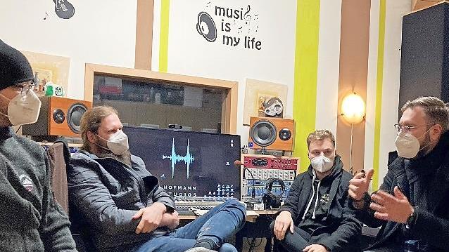 Suchen gemeinsam nach einer Lösung: Der Musiker Alexander Bantzhaff, der Vorsitzende von Cross Art, André Hofmann, E-Musiker und Eventmanager Martin Michel, die Musiker Matthias Schmidt (Pro Coburg) und Erik Dietzel.