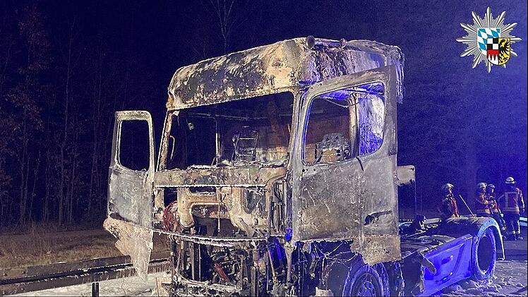 Sattelzugmaschine fängt Feuer auf A3 bei Nürnberg