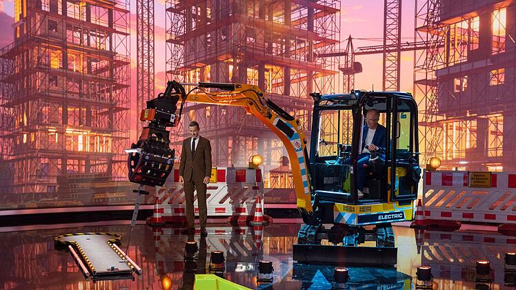 Herbst versucht sich im Bagger-Minigolf-Duell.