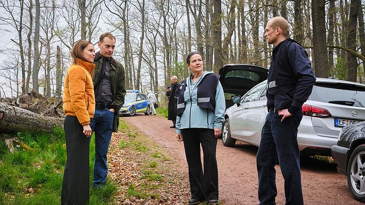 Das neue Team von "Tod am Rennsteig" hat gleich zu tun (von links): Psychologin Annett Schuster (Kristin Suckow), Kommissar Frieder (Frederik Schmid), OFA-Leiterin Marion D&ouml;rner (Anne-Kathrin Gummich) und Jan Kawig (Bernhard Conrad).