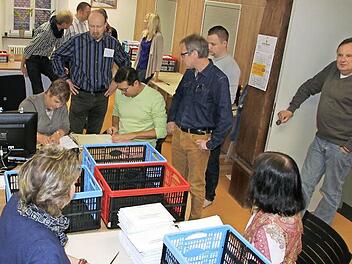 Fast die Hälfte aller Stimmberechtigten in Ebern nutzten die Briefwahl, daher wurden drei Bezirke gebildet und die Helfer, wie hier in der VG-Kasse, hatten alle Hände voll zu tun. Foto: Ralf Kestel