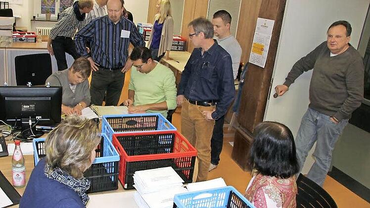Fast die Hälfte aller Stimmberechtigten in Ebern nutzten die Briefwahl, daher wurden drei Bezirke gebildet und die Helfer, wie hier in der VG-Kasse, hatten alle Hände voll zu tun. Foto: Ralf Kestel