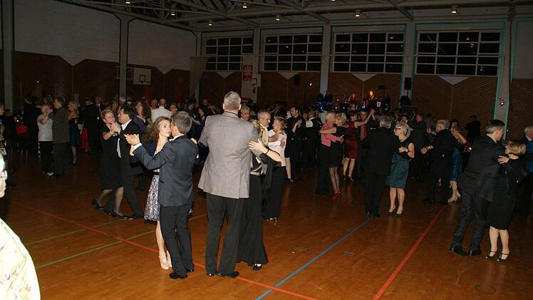 Viel Betrieb herrschte auf der großzügigen Tanzfläche im Oberaurach-Zentrum in Trossenfurt beim Rosenball der Caritas.