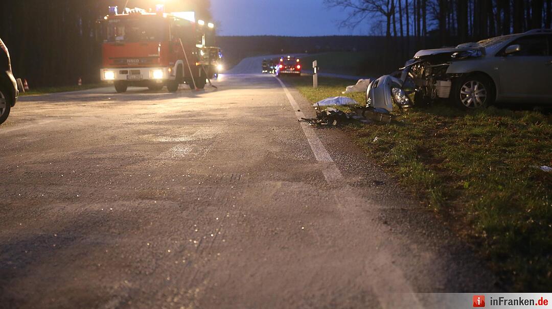 Zwei Schwerverletzte bei Frontalzusammenstoß auf der B14
