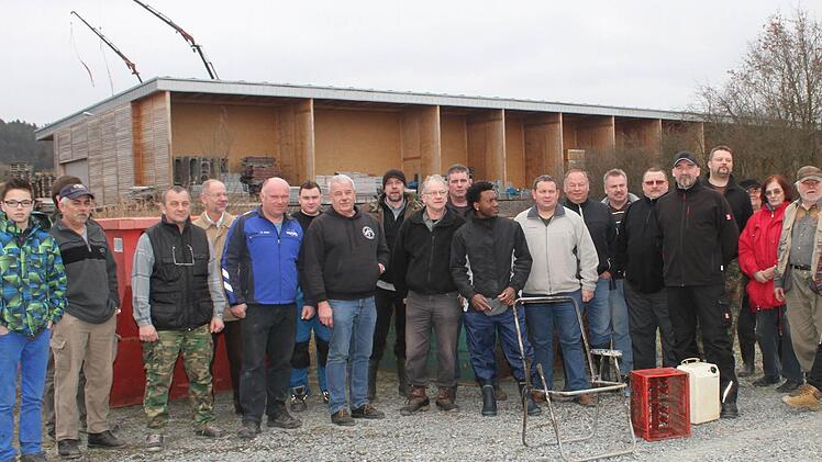 Mit 45 Helfern war der Bezirksfischereiverein im Einsatz. Foto: Sonja Adam