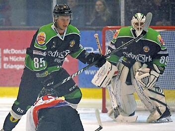 Patrik Dzemla (li.) und die Höchstadt Alligators lagen gegen Schönheide 1:4 zurück und gewannen trotzdem. Auch dank der Paraden von Torwart Philipp Schnierstein (re.).  Foto: Picturedreams