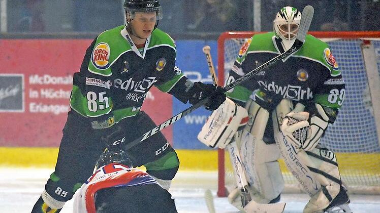 Patrik Dzemla (li.) und die Höchstadt Alligators lagen gegen Schönheide 1:4 zurück und gewannen trotzdem. Auch dank der Paraden von Torwart Philipp Schnierstein (re.).  Foto: Picturedreams