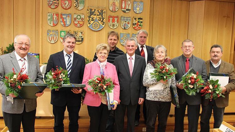 Es gab Ehrungen für 20-jährige Tätigkeit im Kreistag. Das Bild zeigt (von links): Bernd Steger, Gerhard Wunder, Gabriele Weber, Michael Wunder, Oswald Marr, Joachim Ranzenberger, Edith Memmel, Dietmar Schmidt und Richard Rauh. Nicht im Bild Hans-Peter Laschka (erkrankt). Foto: Friedwald Schedel