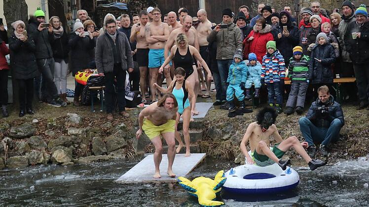 Sehr erfrischend, so die Teilnehmer war der Sprung in den Dorfteich.