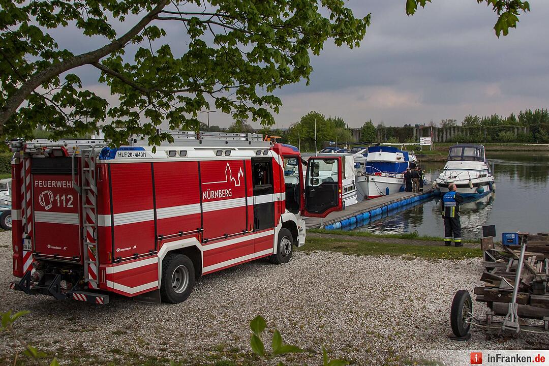 Diesel aus undichtem Bootstank verunreinigt das Wasser im Sportboothafen in Nürnberg