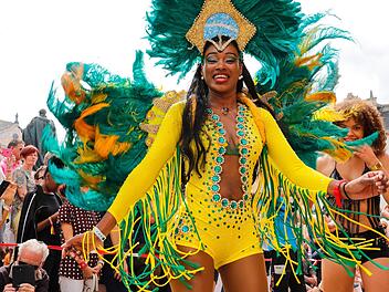 Impressionen vom großen Samba-Umzug durch Coburg.  Foto: Matthias Hoch