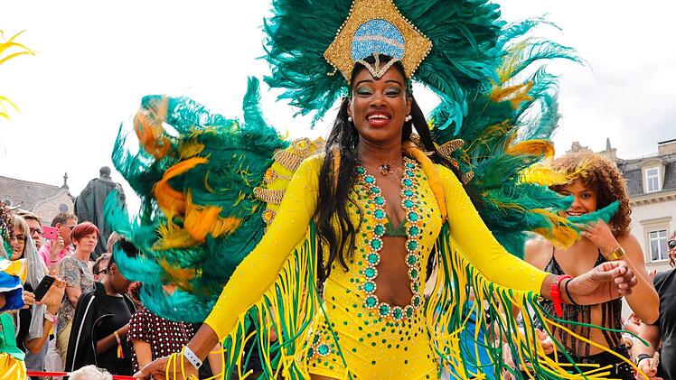 Impressionen vom großen Samba-Umzug durch Coburg.  Foto: Matthias Hoch