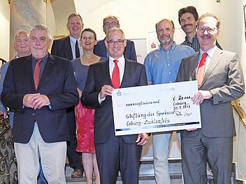 Glückliche Gesichter im Rathaus: Den Sammelscheck präsentieren Sparkassen-Direktor Martin Faber (vorne rechts) und Vorstand Roland Vogel. Die Empfänger der Ausschüttung (von links): Alfons Hrubesch (Opferhilfe Oberfranken), OB Norbert Tessmer, Michael Amthor (Tourismus Coburg), Susanna Curtis (Klinik-Clowns), Peter Märkel (Fränkischer Sängerbund) sowie Thomas Fuchs und Hans-Jürgen Metzner (Waldorfschulverein). Foto: Christoph Winter