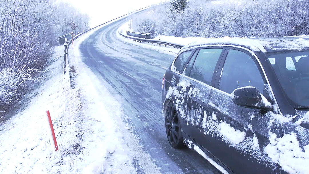Stillstand im Landkreis Hof: Schnee und Eis lassen Verkehr erliegen