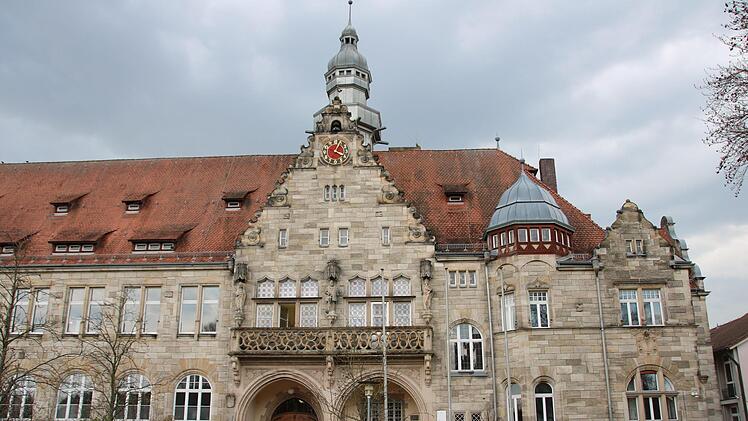 Das Herder-Gymnasium ist eines von zwölf Gebäuden, für die der Landkreis Forchheim Reinigungsfirmen sucht. Foto: Ronald Heck