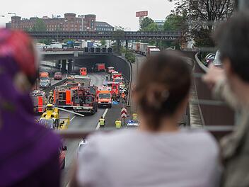 Die Deutsche Polizeigewerkschaft will angesichts zahlreicher Gaffer-Vorfälle nun Gaffern die Smartphones abnehmen. Foto: Lino Mirgeler/dpa