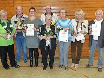 Ehrungen beim Frankenwaldverein; im Bild (von links) Obfrau Margitta Hieke, André Schicker, Nicole Schicker, Kathi Weiß, Karl-Heinz Schicker, Sigrid Hagen sowie Ingrid und Günther Thieroff Foto: Klaus-Peter Wulf
