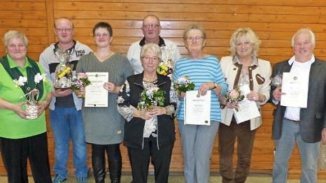 Ehrungen beim Frankenwaldverein; im Bild (von links) Obfrau Margitta Hieke, André Schicker, Nicole Schicker, Kathi Weiß, Karl-Heinz Schicker, Sigrid Hagen sowie Ingrid und Günther Thieroff Foto: Klaus-Peter Wulf