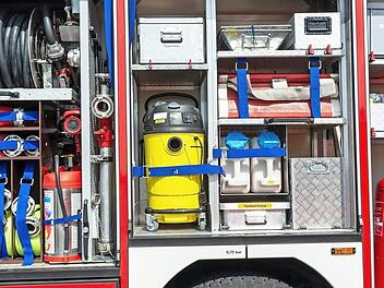 Die Ausrüstung der Feuerwehr hat einen hohen Wartungs- und Prüfungsaufwand, was die Wehr nicht mehr alleine schafft.  Foto: Adobe Stock
