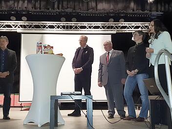 Die Diskussion auf der B&uuml;hne zeigte St&auml;rken und Schw&auml;chen der Landwirtschaft auf.  Maria L&ouml;ffler