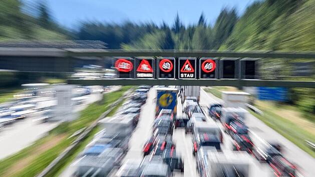 500 Liter Diesel bei Unfall mit Sattelzug ausgelaufen: Sperrung der A6 bei Aurach noch bis heute Abend