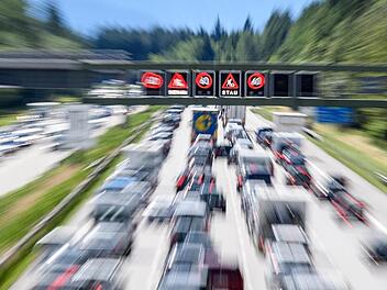 500 Liter Diesel bei Unfall mit Sattelzug ausgelaufen: Sperrung der A6 bei Aurach noch bis heute Abend