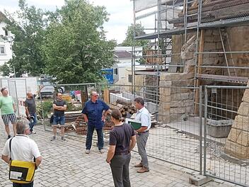 Mit großen Schritten voran schreitet die Sanierung der historischen Alten Mühle in Oberhaid. Der Gemeinderat machte sich vor Ort ein Bild davon.  Foto: Horst Lange