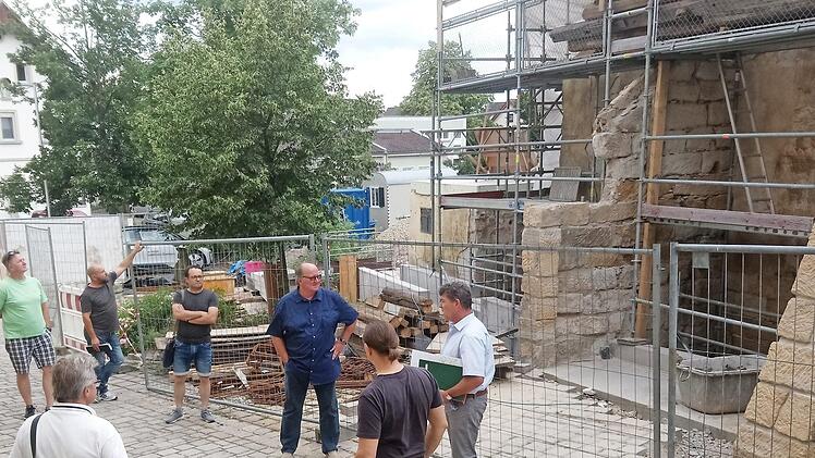 Mit großen Schritten voran schreitet die Sanierung der historischen Alten Mühle in Oberhaid. Der Gemeinderat machte sich vor Ort ein Bild davon.  Foto: Horst Lange