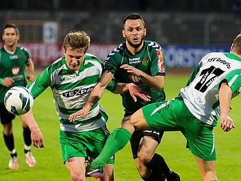 Unser Archivbild aus dem Jahr 2013 zeigt Eray Cadiroglu (Bildmitte) im Trikot des 1. FC 05 Schweinfurt. Gegner war der TSV Großbardorf um Markus Kirchner (links) und Marcel Hirn. Das Derby in der Bayernliga ging mit 2:1 an die Schnüdel.  Foto: Tobias Köpplinger