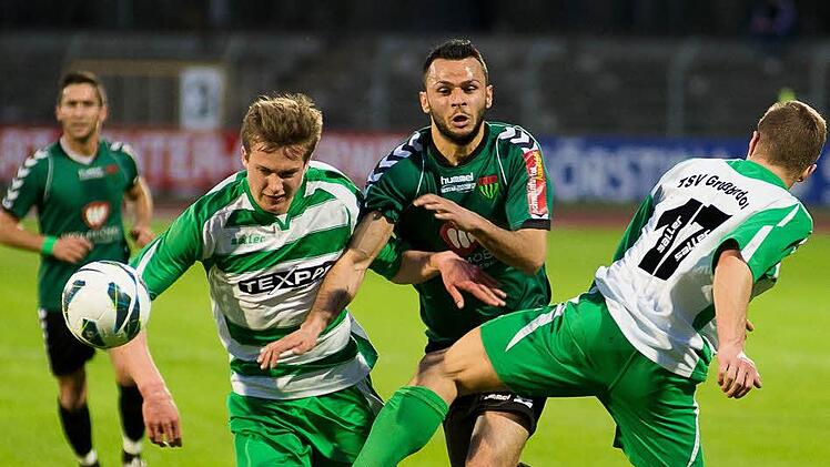 Unser Archivbild aus dem Jahr 2013 zeigt Eray Cadiroglu (Bildmitte) im Trikot des 1. FC 05 Schweinfurt. Gegner war der TSV Großbardorf um Markus Kirchner (links) und Marcel Hirn. Das Derby in der Bayernliga ging mit 2:1 an die Schnüdel.  Foto: Tobias Köpplinger