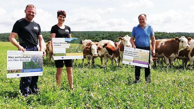 Die Landwirte (von links)Sebastian und Verena Schneider sowie Benno Metz werben für umweltfreundliche Landwirtschaft. Foto: Sigismund von Dobschütz