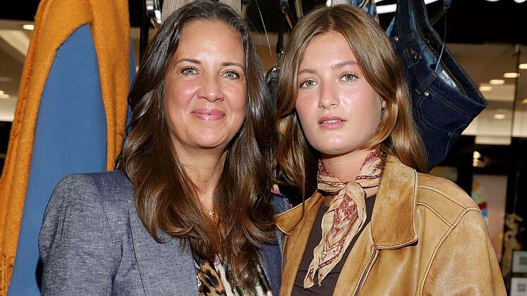 Falls es mit der Schauspielkarriere nicht klappt, hat Lilli Schweiger (rechts, mit Mutter Dana) noch einen Plan B. Sie wolle eine Tischlerlehre beginnen, erz&auml;hlte sie im Januar 2020 der "Bild".