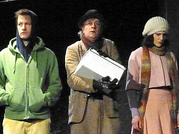 Das Testament der Mutter wird eröffnet: Ausgangspunkt einer Handlung in Wajdi Mouawads Drama "Verbrennungen", das die Truppe des Euro-Studio Landgraf beim Theaterring aufführte. Foto: Ahnert