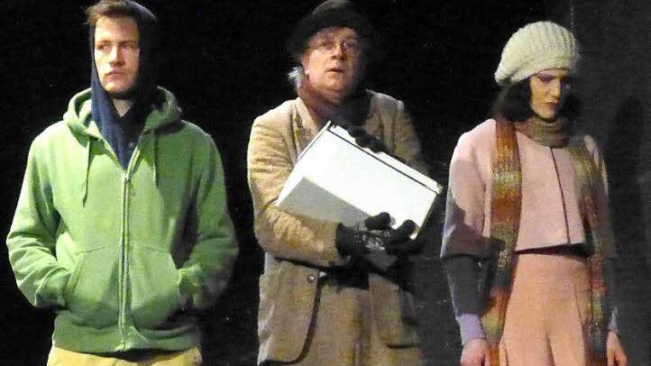 Das Testament der Mutter wird eröffnet: Ausgangspunkt einer Handlung in Wajdi Mouawads Drama "Verbrennungen", das die Truppe des Euro-Studio Landgraf beim Theaterring aufführte. Foto: Ahnert