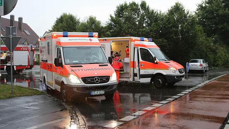 In der Memmbacher Straße in Erlangen kam es am Sonntag zu einem Dachstuhlbrand, welcher durch einen Blitzeinschlag ausgelöst wurde. Foto: News5/Weier