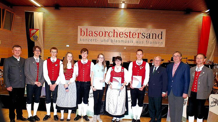 NBMB-Vertreter Werner Höhn (Zweiter von rechts) zeichnete diese Musiker aus (von links): Stefan Reuß, Alicia Pfuhlmann, Christian Mitrach sowie Lea Krines; ferner Stefanie Schmitt und Peter Valtin. Bürgermeister Bernhard Ruß gratulierte. Foto: Beuerlein