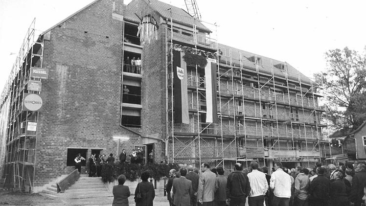 Am 30. Oktober 1984 wird Richtfest gefeiert.  Foto: CT-Archiv