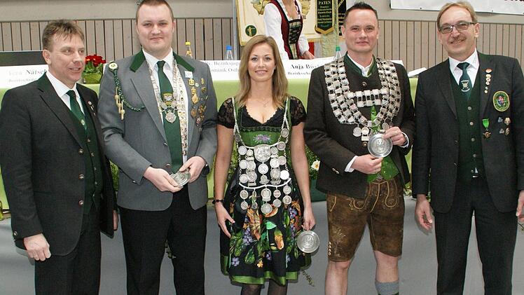 Im zweiten Jahr hintereinander hat der Schützenbezirk Unterfranken eine Gauschützenmeisterin. Proklamiert wurde sie am Sonntag in Zeil am Main. Unser Bild zeigt von links: den Bezirksschützenmeister Mathias Dörrie, den zweiten Ritter Alexander Limbach aus Schweinfurt, die Bezirksschützenkönigin Isabella Fella aus Würzburg, den ersten Ritter Markus Hoch aus Main-Spessart und den Bezirks-Sportleiter Volker Rühe.