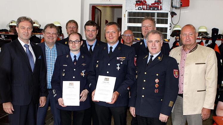 Marco Heinz (Vierter von links) und Adrian Stiehler (Sechster von rechts) wurden mit dem staatlichen Ehrenzeichen für 25 Jahre aktive Dienstzeit ausgezeichnet. Mit im Bild (von links) Landrat Klaus Löffler, Schirmherr Carl-August Heinz, KBI Harald Schnappauf, Vorsitzender Sebastian Neubauer, KBM Harald Meyer, Kommandant Johannes Bock, Kreisbrandrat Joachim Ranzenberger sowie Bürgermeister Peter Ebertsch