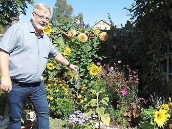 Der Leiter Rainer Brenner im Garten der Einrichtung