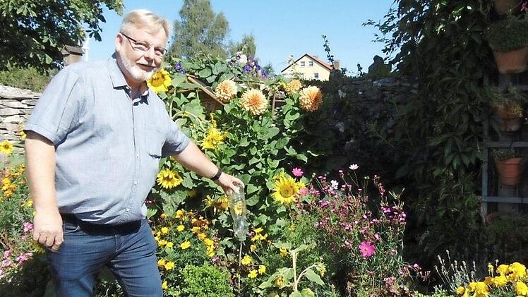 Der Leiter Rainer Brenner im Garten der Einrichtung