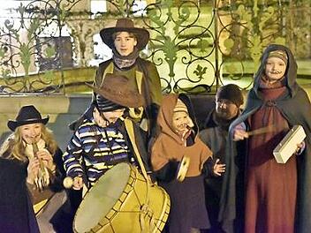 Diese "Hätscherklooßen", die Geschwister Claudia Pasler und Christian Trapp mit ihren Kindern Leo, David, Maria und Anne, warnten mit ihrem Gesang vor den Gefahren des Feuers.  Foto: Gerold Snater