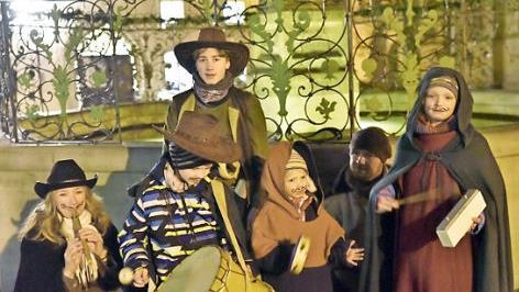 Diese "Hätscherklooßen", die Geschwister Claudia Pasler und Christian Trapp mit ihren Kindern Leo, David, Maria und Anne, warnten mit ihrem Gesang vor den Gefahren des Feuers.  Foto: Gerold Snater
