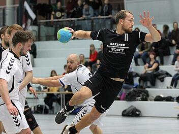 Eberns Joseph Weiß (schwarzes Trikot) ist in guter Verfassung. Seine Offensivkraft alleine wird gegen Bayreuth aber nicht genügen.  Foto: sportpress