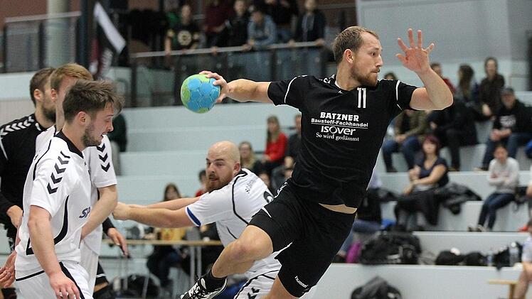 Eberns Joseph Weiß (schwarzes Trikot) ist in guter Verfassung. Seine Offensivkraft alleine wird gegen Bayreuth aber nicht genügen.  Foto: sportpress