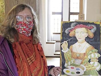 Workshopleiterin Claudia Dedden mit ihrer Bearbeitung von Lucas Cranachs "Allegorie des Glaubens".